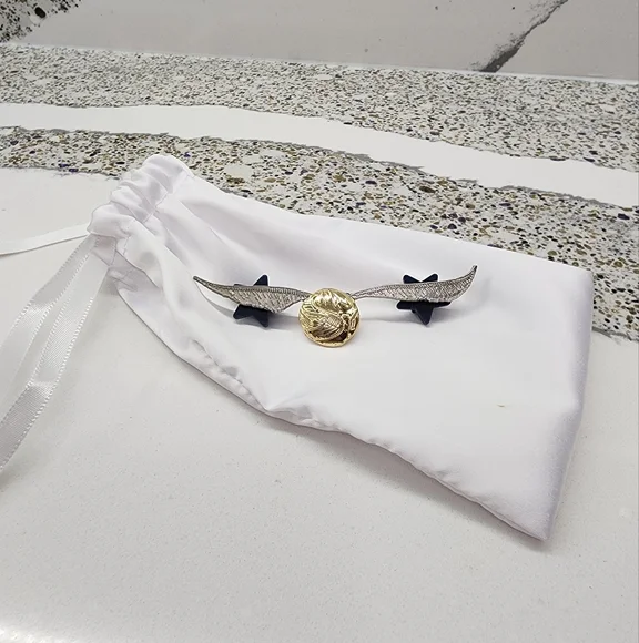 Wizarding World of Harry Potter Golden Snitch Pin - Picture 2 of 3